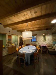 姆茨赫塔的住宿－Kera2Rooms，用餐室以及带桌椅的厨房。