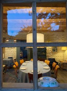 姆茨赫塔的住宿－Kera2Rooms，一间带桌子和大窗户的用餐室