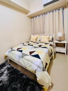 מיטה או מיטות בחדר ב-* *M Your Iloilo City Sanctuary
