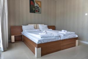 陽光海灘的住宿－Deluxe Apartments Gallery 2，一间卧室配有一张床,上面有两条毛巾
