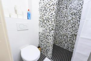 łazienka z toaletą i prysznicem w obiekcie Vienna Lights Apartments - Apartment Park View w Wiedniu