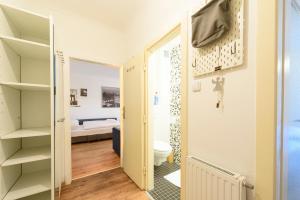 mały pokój z toaletą i szafą w obiekcie Vienna Lights Apartments - Apartment Park View w Wiedniu