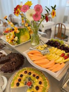 uma mesa com vários tipos diferentes de alimentos em Albergo Fiorenza & Banksia Meublè em Alassio