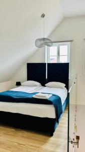 1 dormitorio con 1 cama grande y cabecero azul en Baltic Gdansk OLD TOWN, en Gdansk