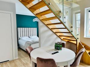1 dormitorio con 1 cama, mesa blanca y sillas en Baltic Gdansk OLD TOWN, en Gdansk