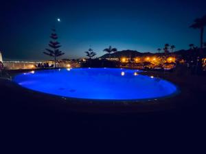 Luxury apartment Benalmadena First line内部或周边的泳池