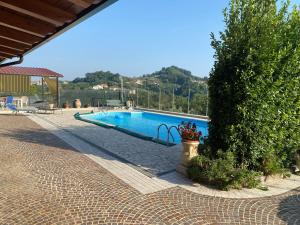 een zwembad in het midden van een resort bij La Casa di Tamy in Boville Ernica