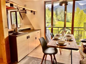 Kuchnia lub aneks kuchenny w obiekcie Tatrydom Apartament Loft z kominkiem