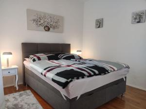 Postel nebo postele na pokoji v ubytování Ferienwohnung Gänseblümchen