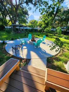 patio con sillas, mesa y parque infantil en Spacious Bedroom with private workspace, ensuite bathroom - Room# 1 in SHARED house NO PET, en Orlando