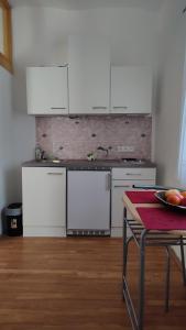 Kuchyň nebo kuchyňský kout v ubytování Ferienwohnung Gänseblümchen