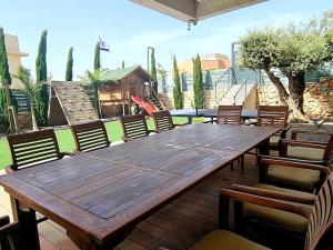 una mesa de madera y sillas en un patio en מתחם האירוח לב הגלבוע, en Nurit