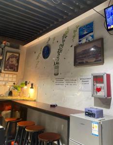 a wall with a bar with stools in a restaurant at Sleep Cubee Hostel in Hong Kong