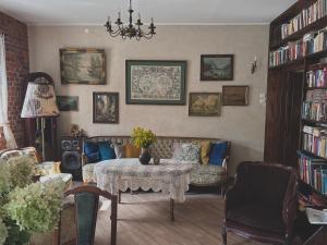 salon z kanapą i stołem w obiekcie Stara Willa w Jagniątkowie