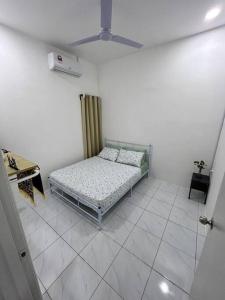 Tempat tidur dalam kamar di Zh homestay teluk batik