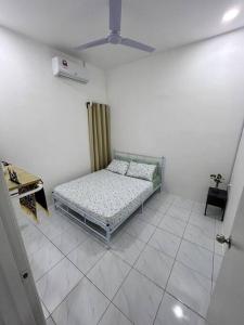 Een bed of bedden in een kamer bij Zh homestay teluk batik