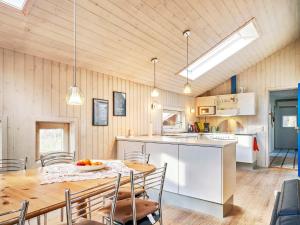 een keuken en eetkamer met een tafel en stoelen bij 8 person holiday home in Nex in Vester Sømarken