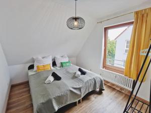 a bedroom with a bed and a window at CASA HARMONY - Zentral-Uni-Bahnhof-Balkon-Unique-SmartTV in Nürtingen