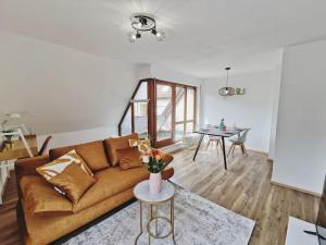 a living room with a couch and a table at CASA HARMONY - Zentral-Uni-Bahnhof-Balkon-Unique-SmartTV in Nürtingen