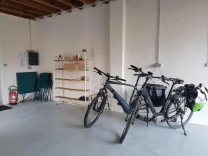 Deux vélos sont garés dans une chambre avec une chambre comprenant : dans l'établissement Maison Raymond - Vakantiehuisje met houtgestookte sauna, 