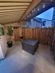 d'une terrasse avec un banc et une clôture en bois. dans l'établissement Maison chaleureuse, centre bourg, à Casson