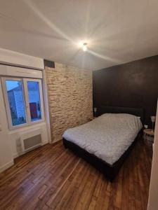 Ένα ή περισσότερα κρεβάτια σε δωμάτιο στο Maison chaleureuse, centre bourg +4 φωτογραφίες