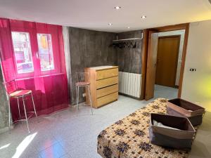 1 dormitorio con 1 cama, vestidor y paredes rosas en ROMUhouse economy apartment METRO B en Roma