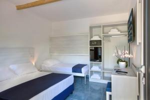 Postel nebo postele na pokoji v ubytování Torre San Vito Hotel Villaggio