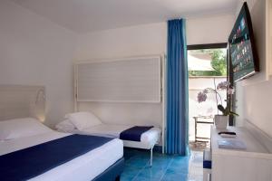 Postel nebo postele na pokoji v ubytování Torre San Vito Hotel Villaggio