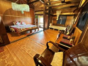 - une chambre avec un lit et un canapé dans l'établissement Mu Cang Chai Eco Lodge, à Nam San