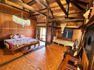 an overhead view of a bedroom with a bed in a room at Mu Cang Chai Eco Lodge in Nam San