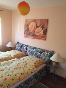 ein Schlafzimmer mit einem Bett und einem Wandgemälde in der Unterkunft Apartment Nürnberg City-Center in Nürnberg