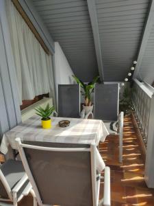 a white table and chairs in a room at Ferienwohnung Rabelsdorf in Pfarrweisach