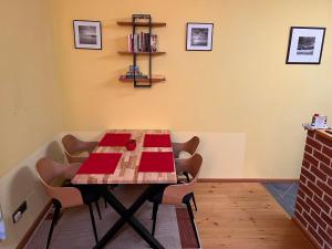 comedor con mesa y sillas en Schnuckeliges Appartement in Prien am Chiemsee, en Prien am Chiemsee