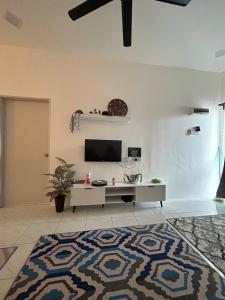 TV tai viihdekeskus majoituspaikassa Zh homestay teluk batik