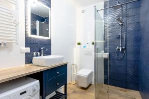 a bathroom with a sink and a toilet and a shower at Apartament Holiday Mini On The Cliff in Rewal