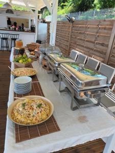 ein Buffet mit vielen verschiedenen Speisen in der Unterkunft Hôtel Hamaha Beach in Mamoudzou