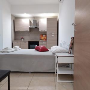 1 dormitorio con 1 cama grande y cocina en STRADONE 132, en Gravina in Puglia