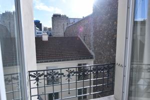 - un balcon avec vue sur un bâtiment dans l'établissement Studio 1 Pièce 20 m2, à Paris