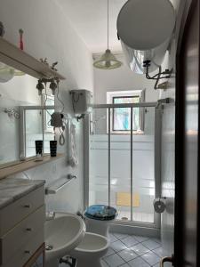 bagno con lavandino e servizi igienici di Casa Talento a Ponza