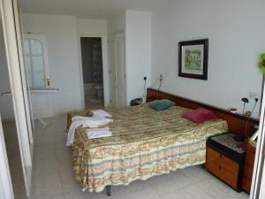 um quarto com uma cama grande num quarto em FeWo Mallorca-ideal - Mercedes em Cala Millor