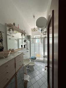 bagno con lavandino e servizi igienici di Casa Talento a Ponza