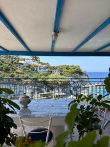 balcón con vistas al océano en Casa Talento, en Ponza