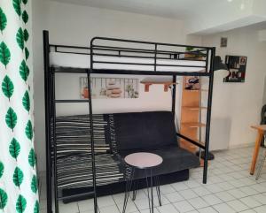 Poschodová posteľ alebo postele v izbe v ubytovaní 100m de la plage richelieu + piscine