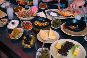 une table avec de nombreuses assiettes de nourriture dans l'établissement Abraham Otel, à Şanlıurfa