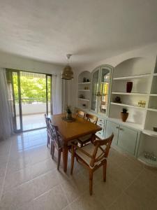 - une salle à manger avec une table et des chaises en bois dans l'établissement Precioso duplex y espacioso en la playa de Gandía, à Playa de Gandia