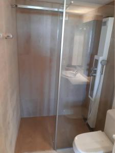 y baño con ducha, aseo y lavamanos. en FeWo Mallorca-ideal - Mercedes en Cala Millor