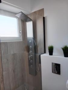 een badkamer met een douche en een glazen deur bij Ático en el centro de Estella in Estella