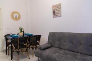 sala de estar con sofá y mesa en Casa Santa Clara Street, en Sevilla