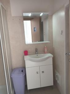 ein Badezimmer mit einem Waschbecken, einem WC und einem Spiegel in der Unterkunft Appartamento La Chiesetta in Matera